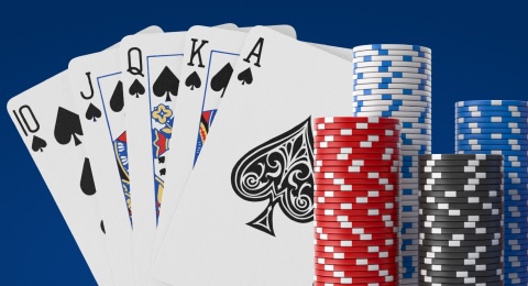 Image de cartes à jouer et de jetons de casino