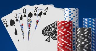 Image de cartes à jouer et de jetons de casino