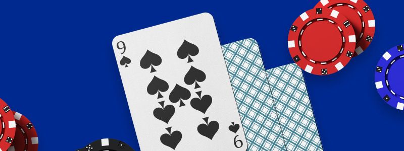 Image de cartes à jouer et de jetons de casino