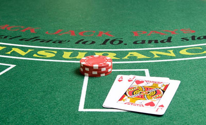 Table de blackjack avec des cartes et des jetons dessus
